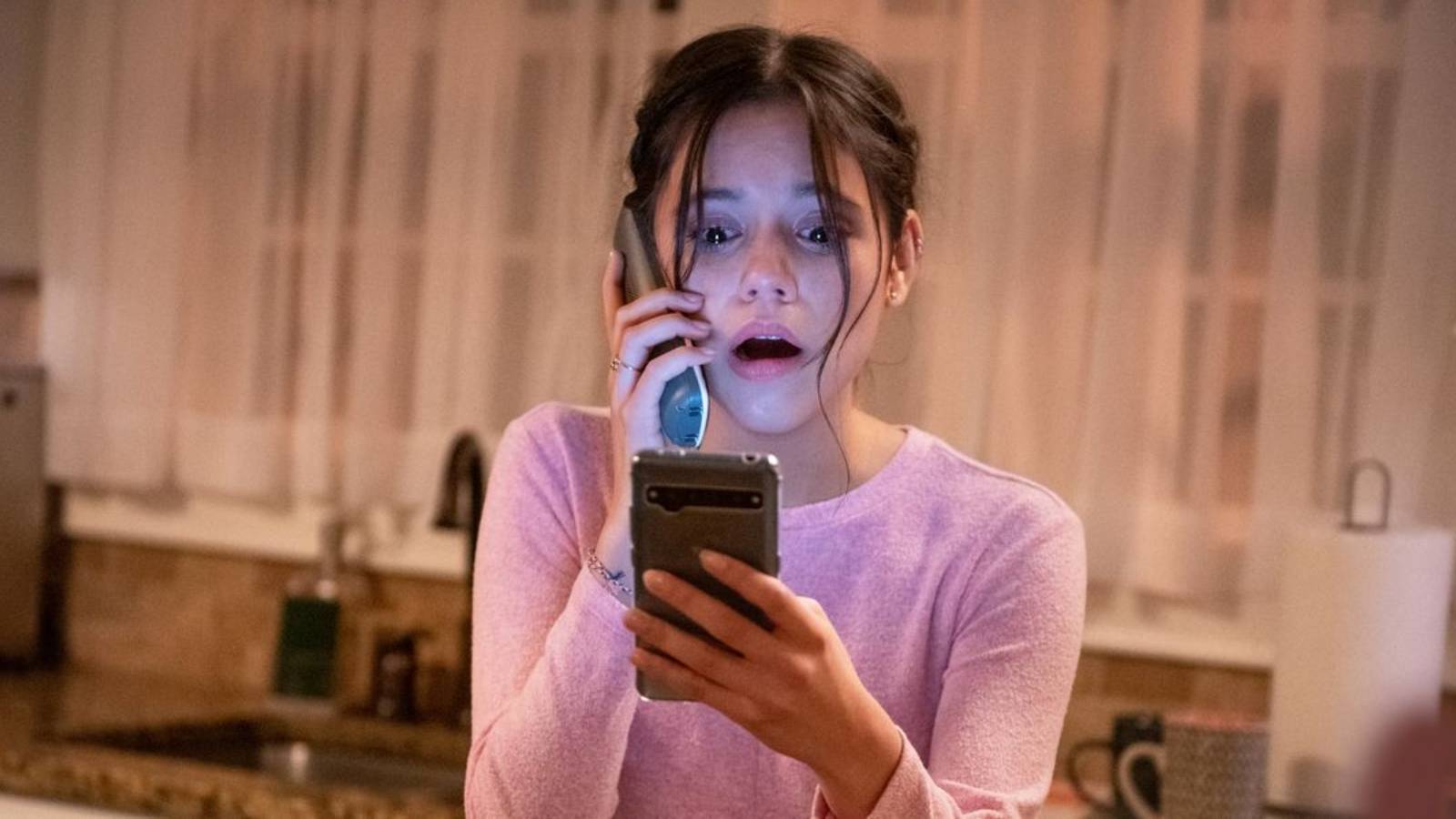 Tara Carpenter (Jenna Ortega) looking at her phone in Scream (2022)
