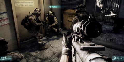 Player with other soldiers opening a door 