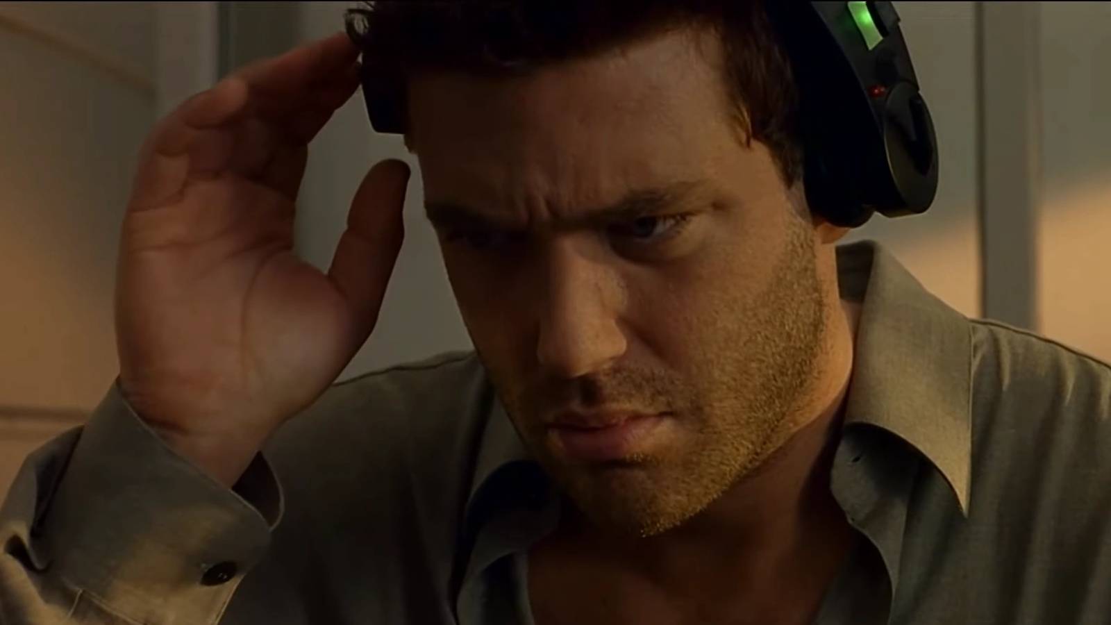 Craig Berko as David wearing headphones in The Thirteenth Floor