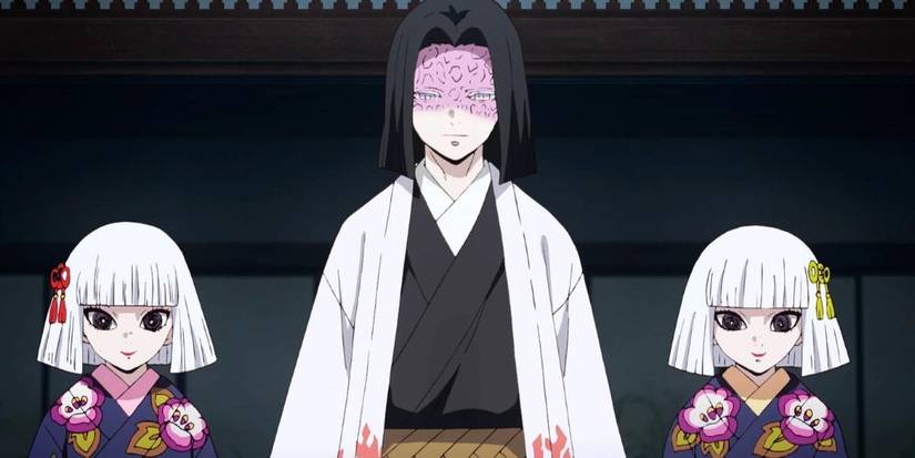 Kagaya Ubuyashiki appears in front of the pillars, alongside his 2 kids.