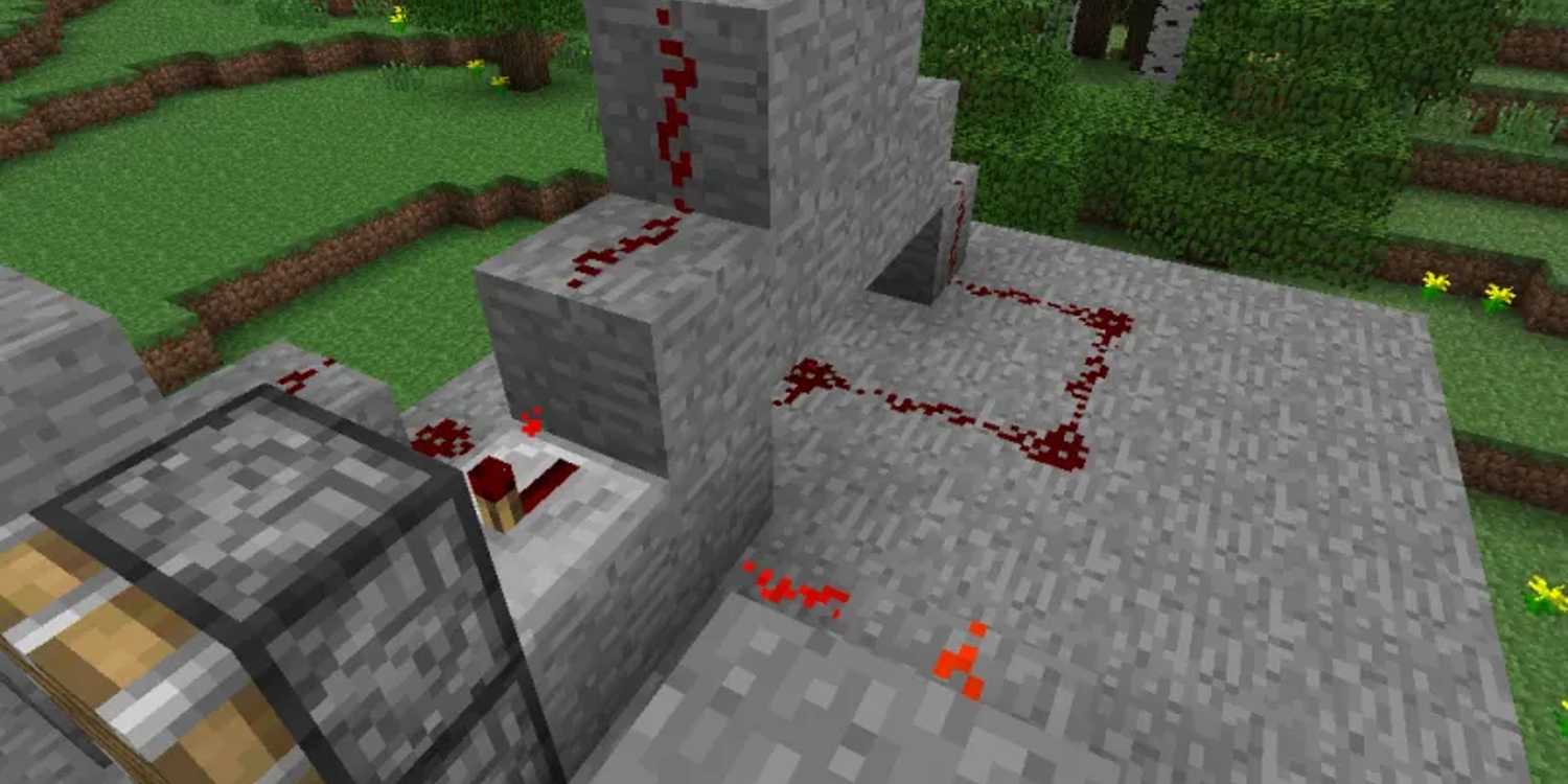 Minecraft Player Creates Incredible Self-Building Door