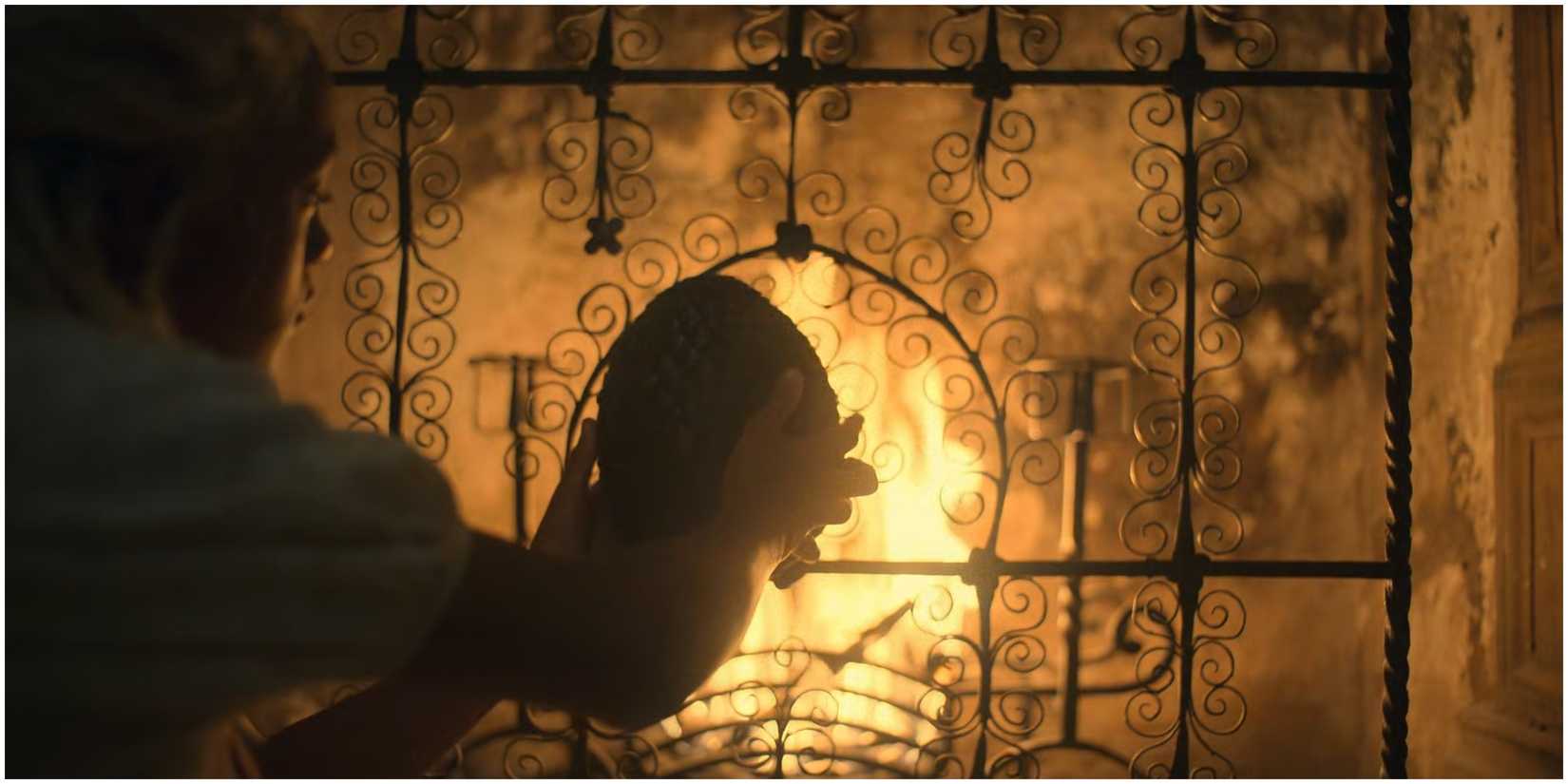 Rhaena holding her dragon egg in House of the Dragon.