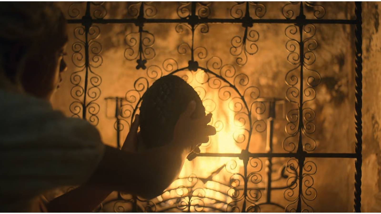 Rhaena holding her dragon egg in House of the Dragon.