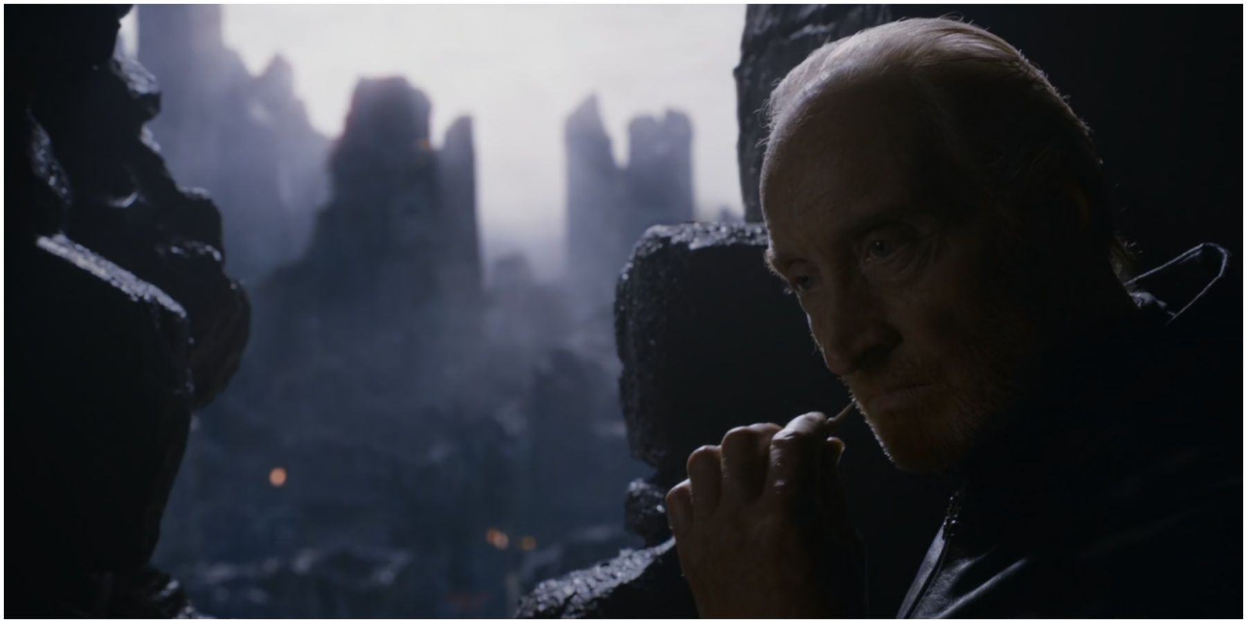 Tywin sniffs Wolfsbane dart in Game of Thrones.