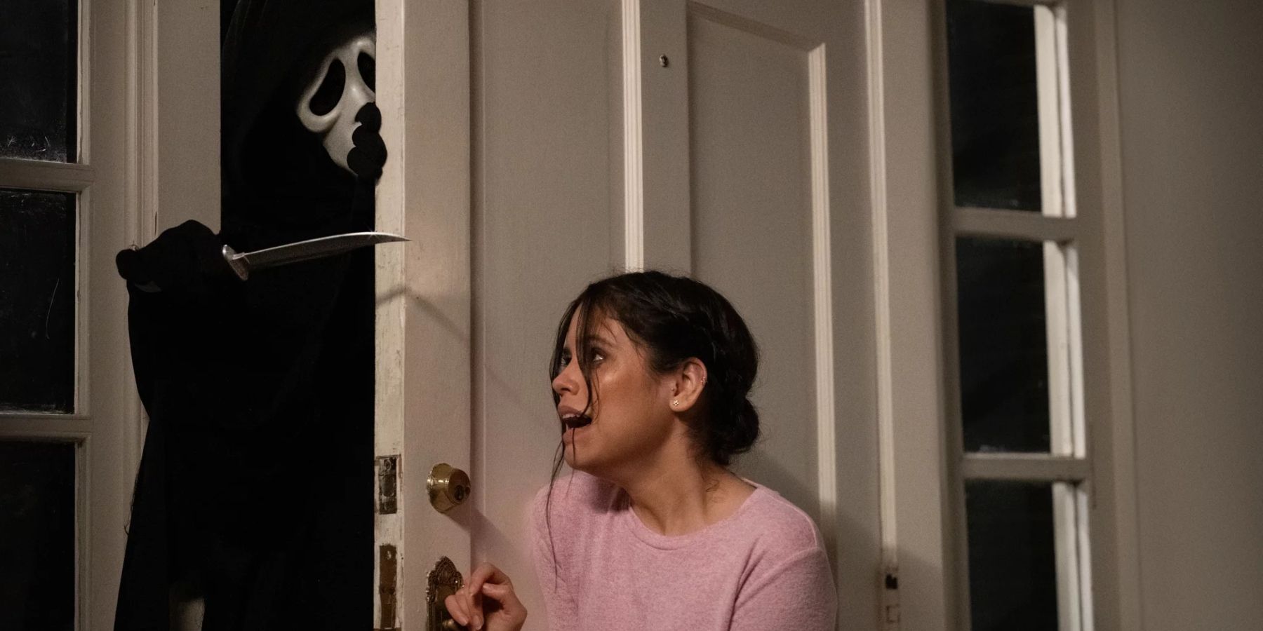 Ghostface attacking Tara Carpenter (Jenna Ortega) in Scream (2022)