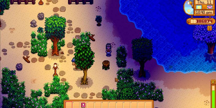 Image of a mushroom log placed on a farm in Stardew Valley