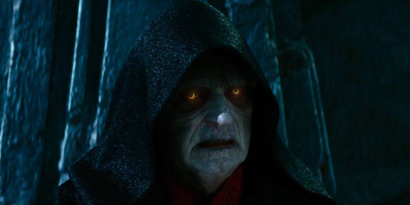 Darth Sidious/Emperor Palpatine's eyes glow like a Sith in Star Wars The Rise Of Skywalker