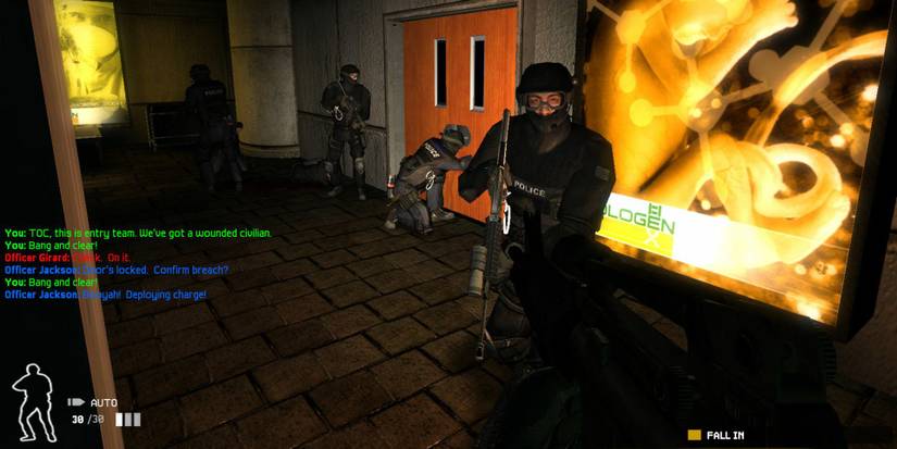 Preparing to breach trough a door in Swat 4