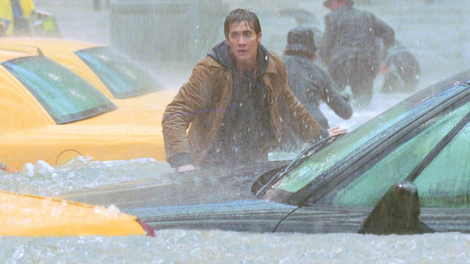 Jake Gyllenhaal as Sam running through water in New York City in The Day After Tomorrow