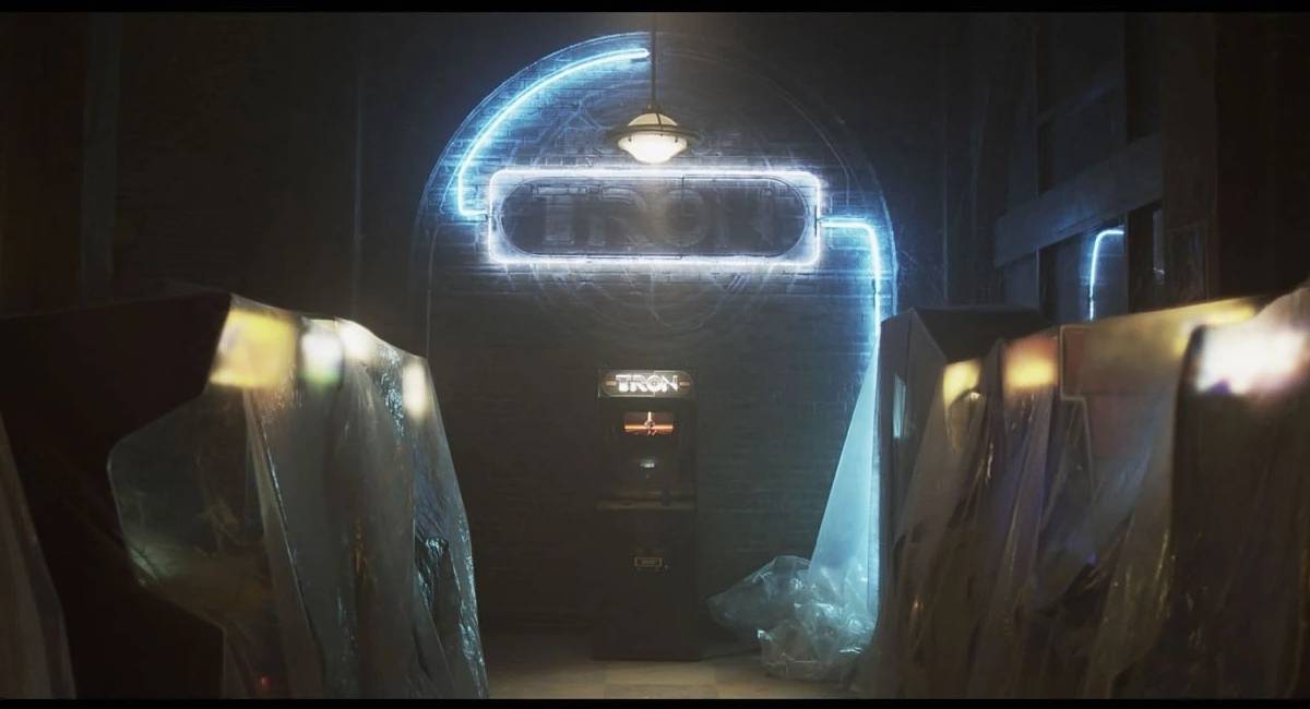 tron-legacy-flynn-arcade Cropped