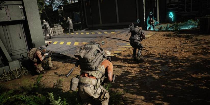 Soldiers sneaking behind enemies 