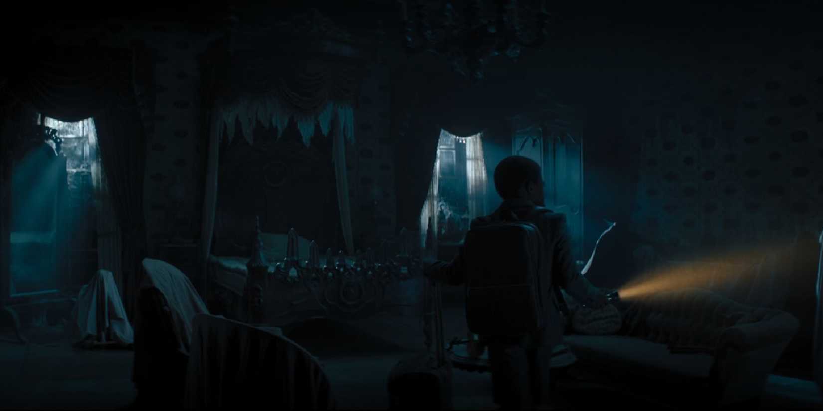 Haunted Mansion screenshot creepy old house lit by flashlight