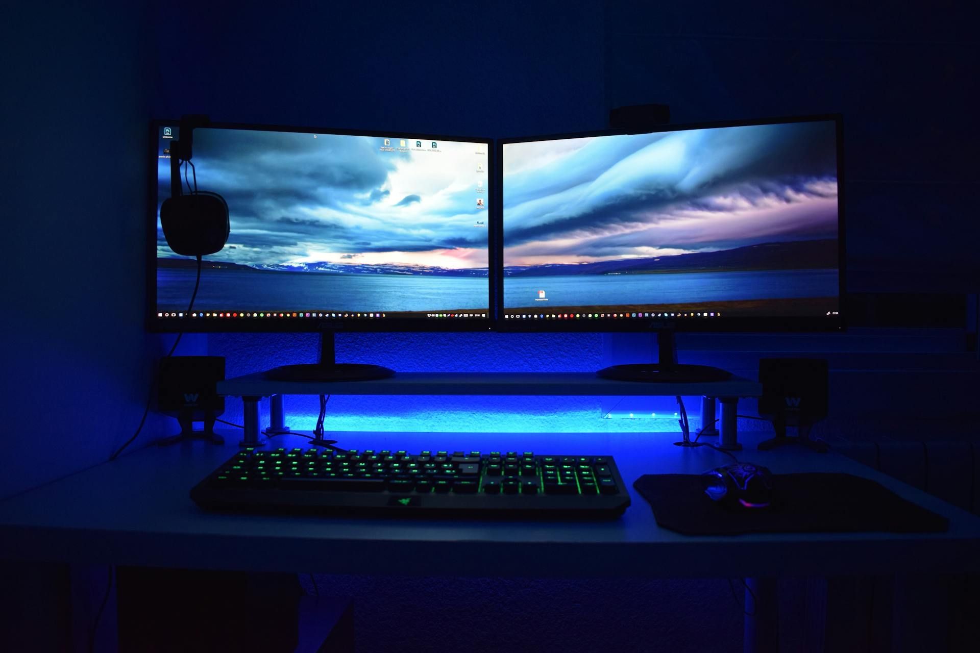 Dual monitor PC gaming setup