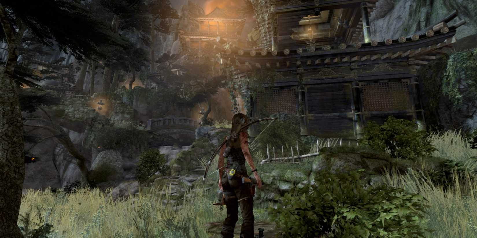 Lara standing outside a ruined temple in Tomb Raider (2013).