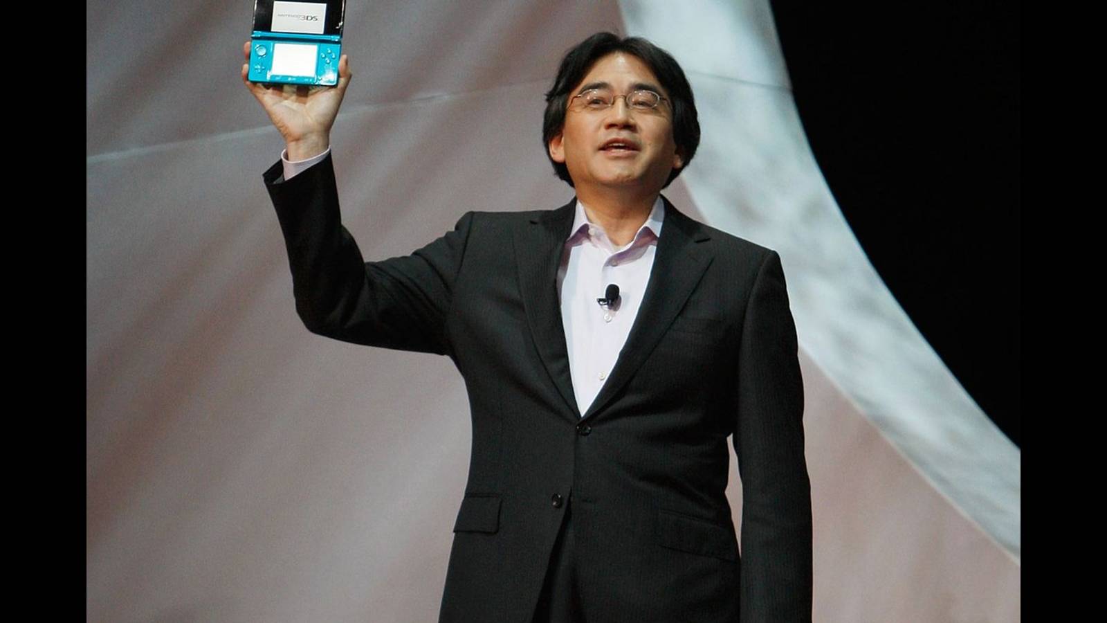 satoru-iwata-with-ds