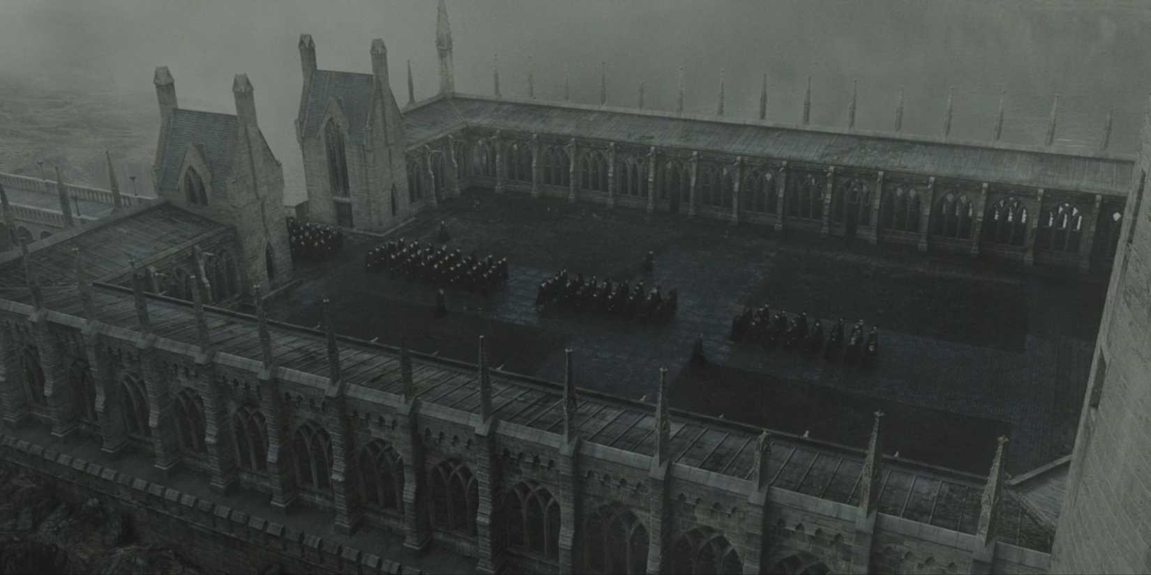 Hogwarts Legacy 2 Setting During Harry Potter and the Deathly Hallows - Students in Courtyard