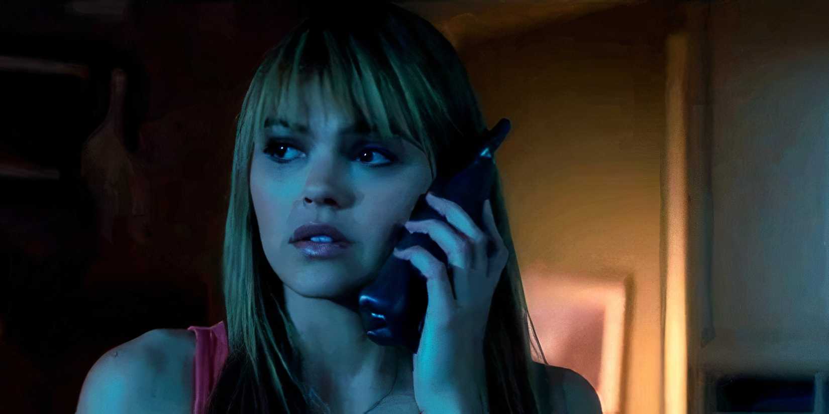 jenny-randall being taunted over the phone by ghostface