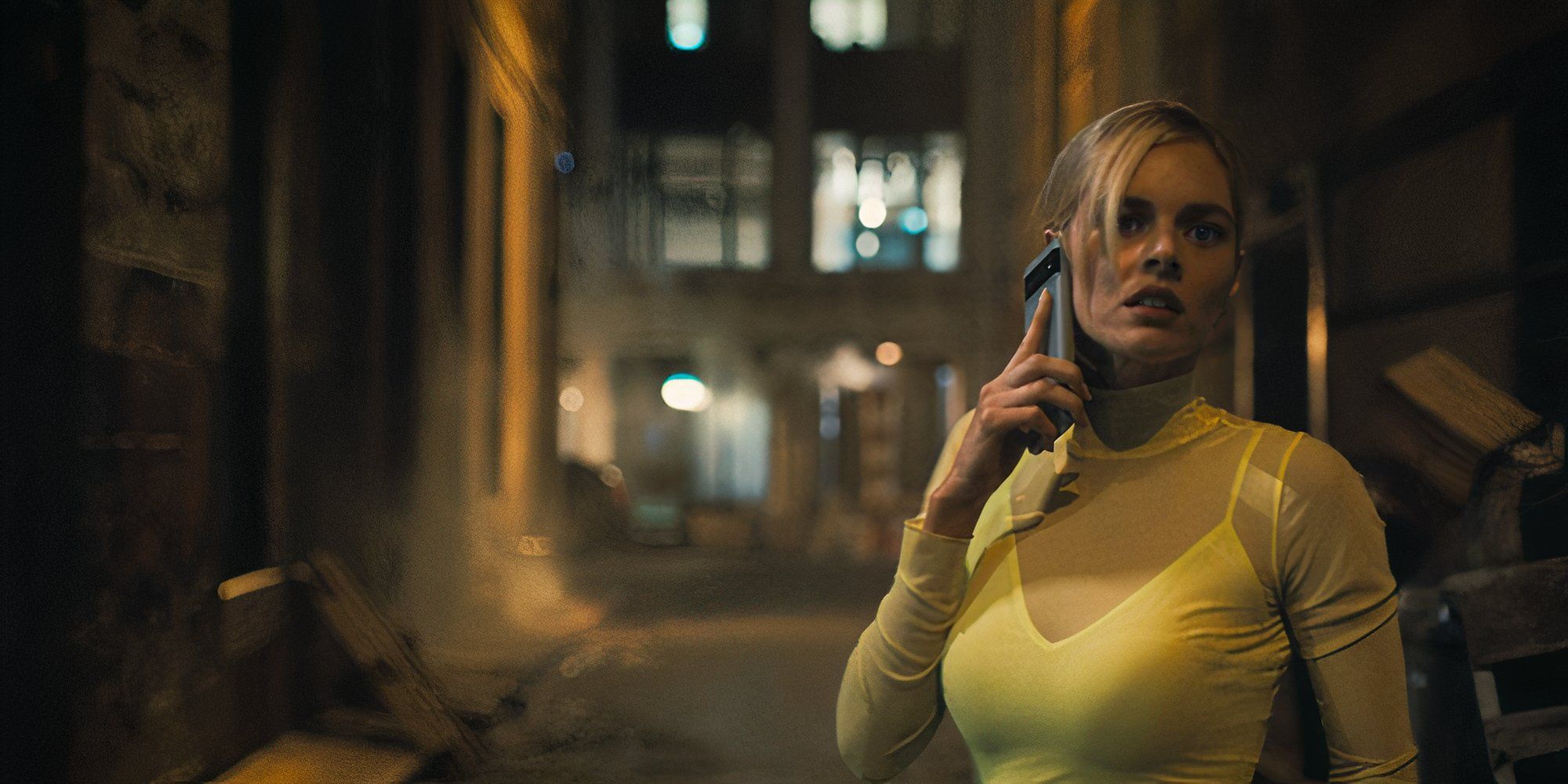 laura crane on the phone with ghostface in alleyway