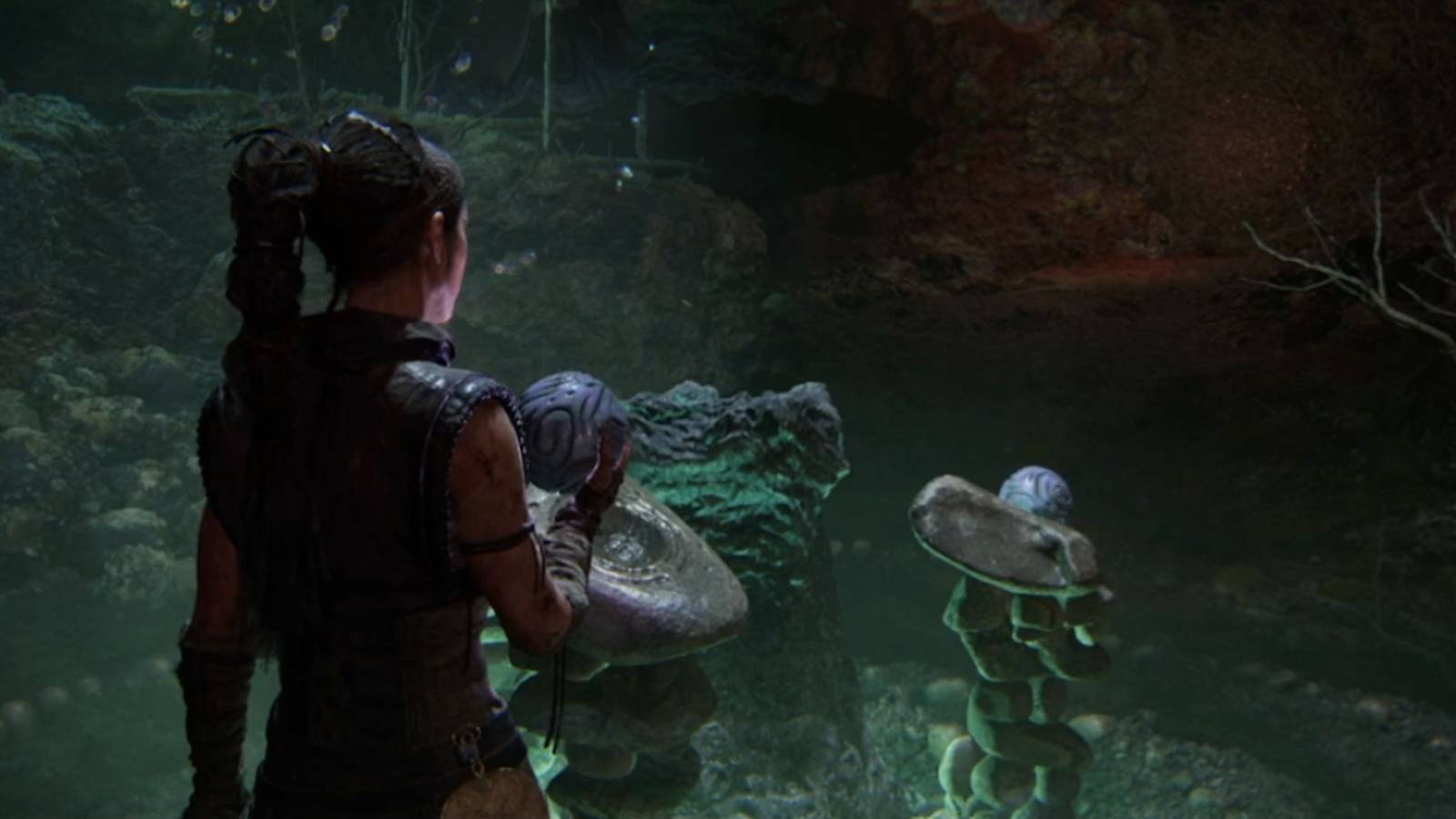 Senua standing at a stone pedestal in Hellblade 2