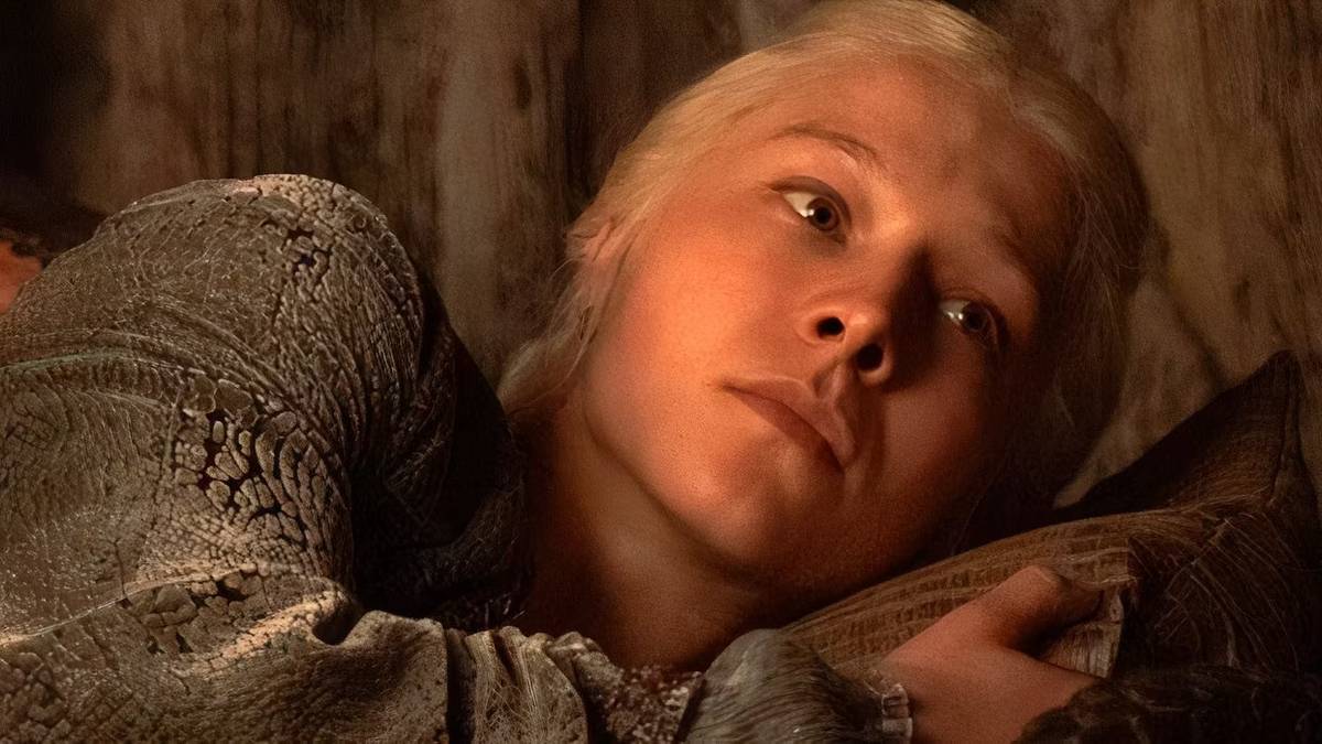 emma-d-arcy-as-rhaenyra-lying-in-bed-in-house-of-the-dragon-season-2-episode-2