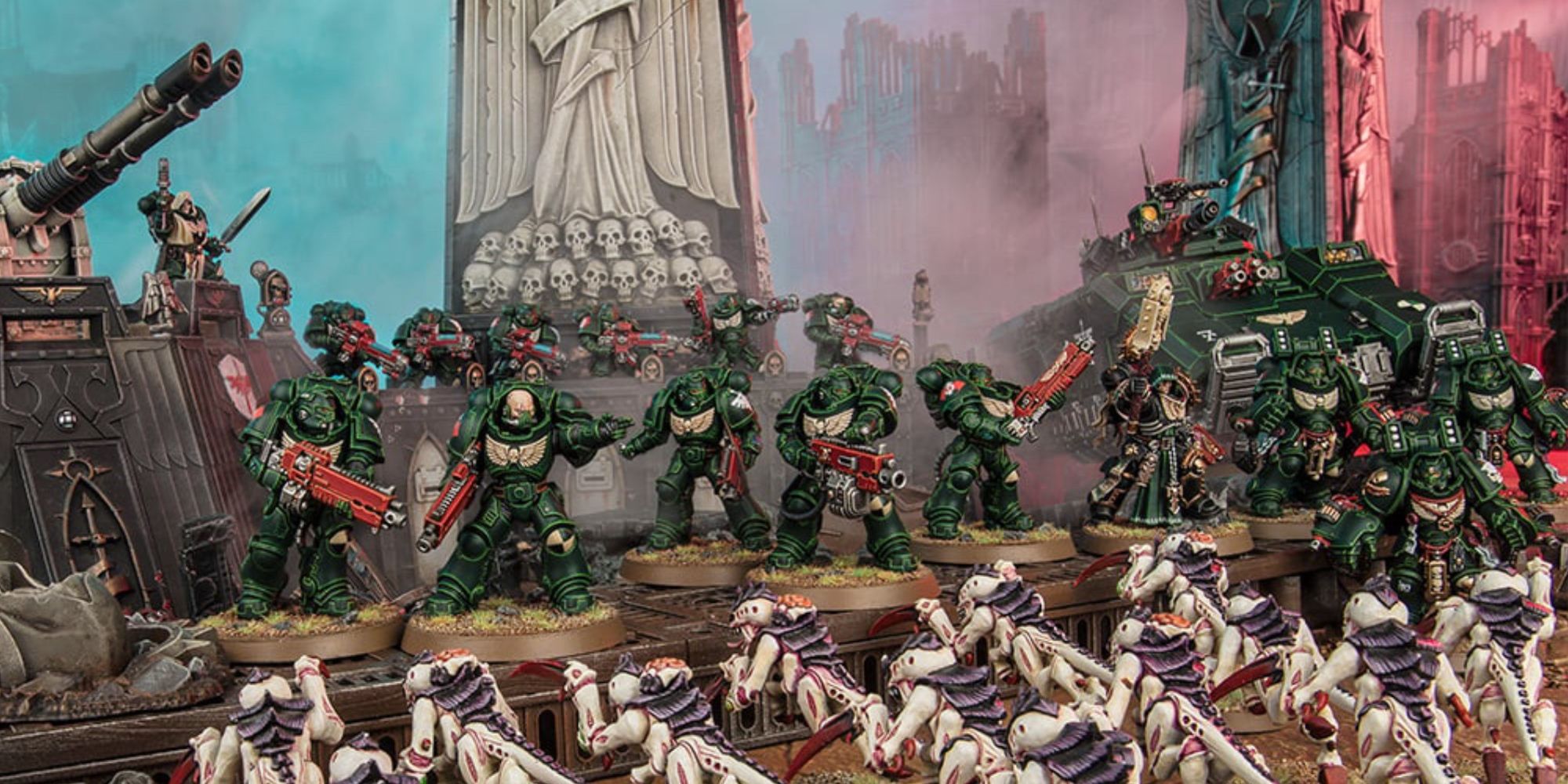 Warhammer 40k: 7 Reasons To Play Space Marines An army of Dark Angels Models vs a swarm of Tyranids models by games workshop