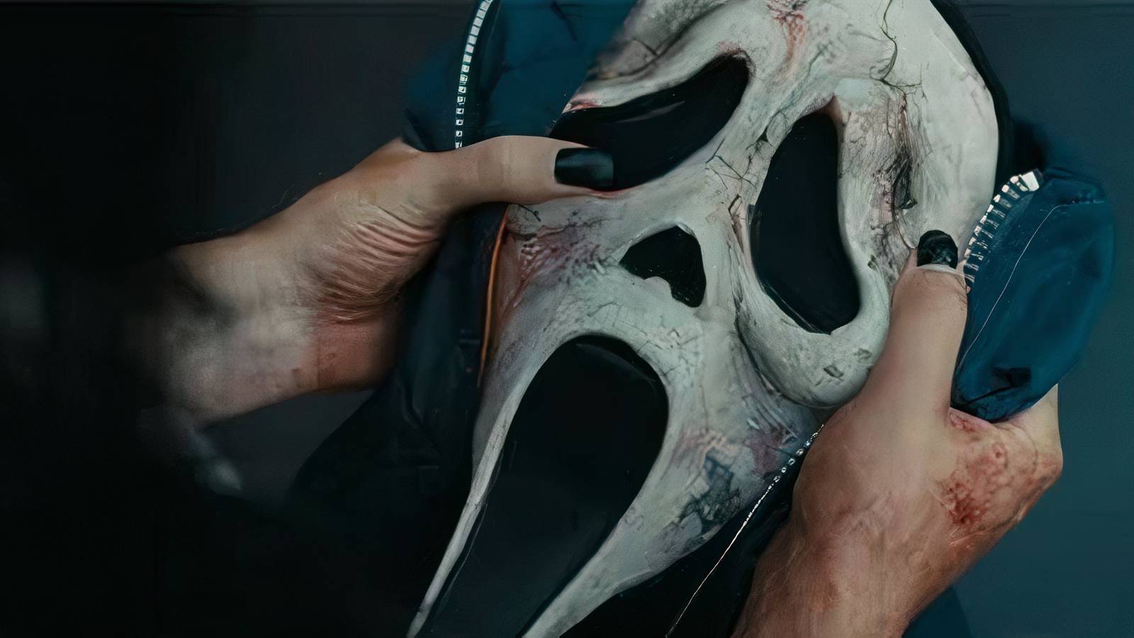 Sam holding Billy's ghostface mask