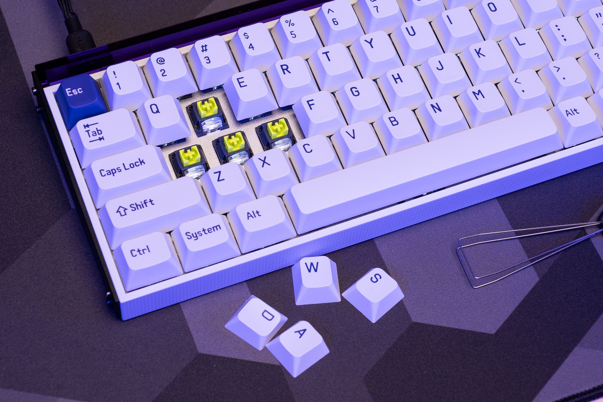The keycaps removed on the MelGeek MADE68 (3)