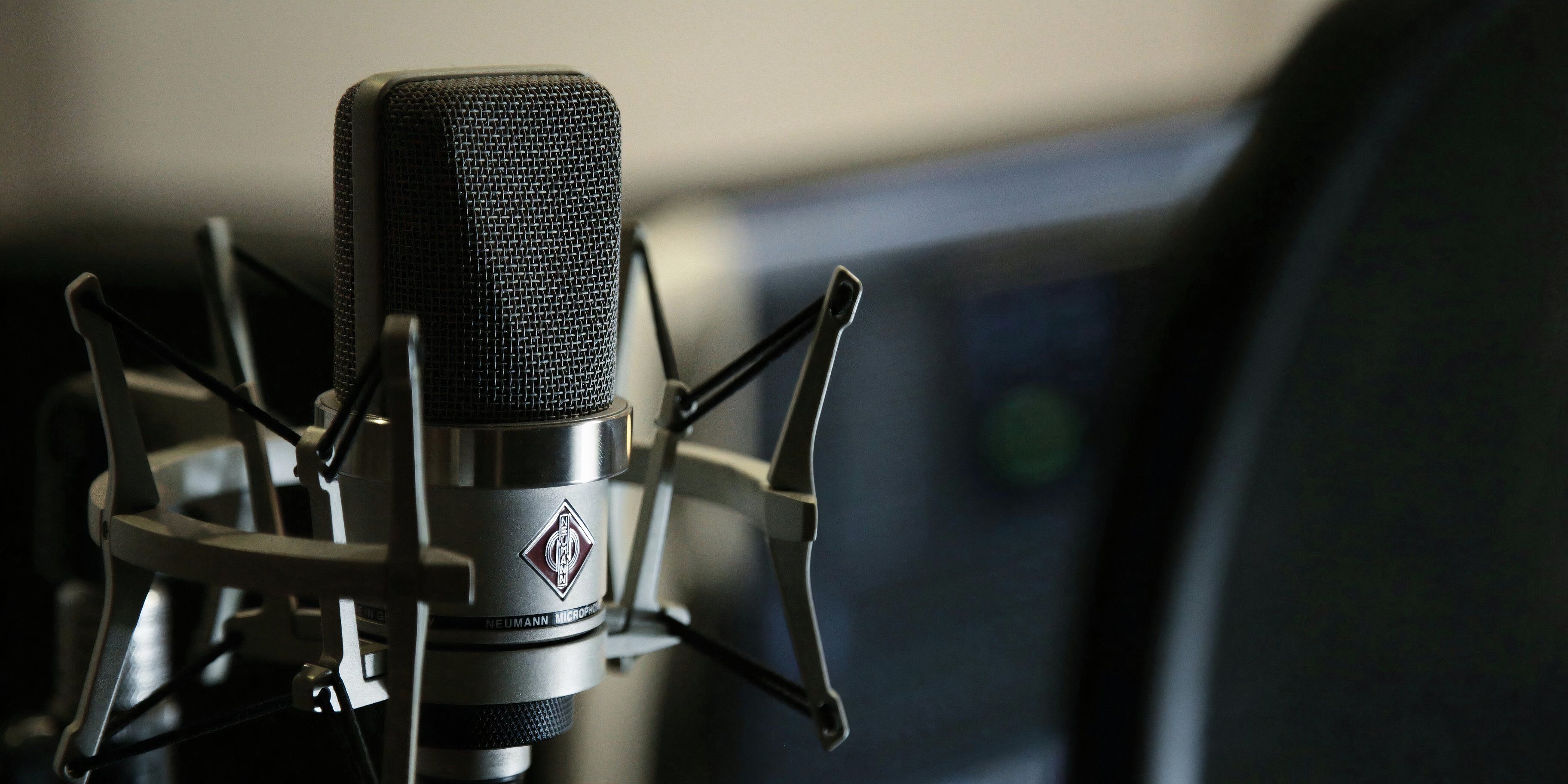 Condenser Vs Dynamic Microphone: Which is Best For Streamers and Gamers?