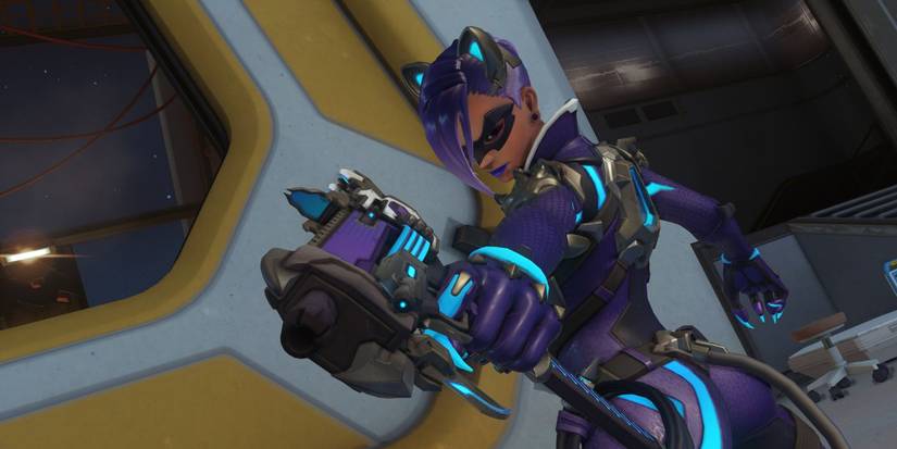 Sombra equipped with the Black Cat skin in Overwatch 2 