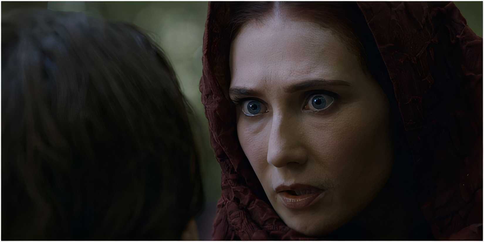 Melisandre looks into Arya's eyes in Game of Thrones.