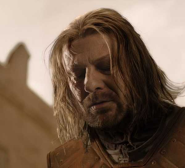 Alasan Ned Stark Harus Mati di Game of Thrones 8 Ned Stark with his head bowed during his death scene in Game of Thrones