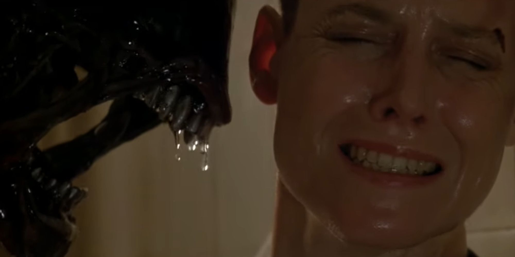 Runner Xenomorph snarling at Ellen Ripley in Alien 3