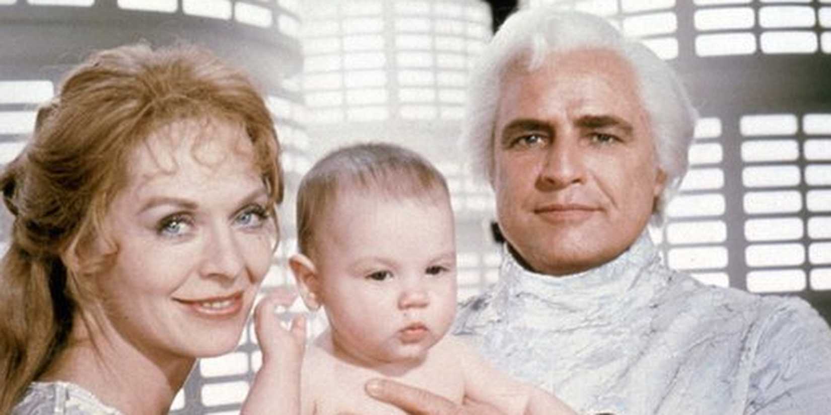 Jor El and Lara holding baby Kal El