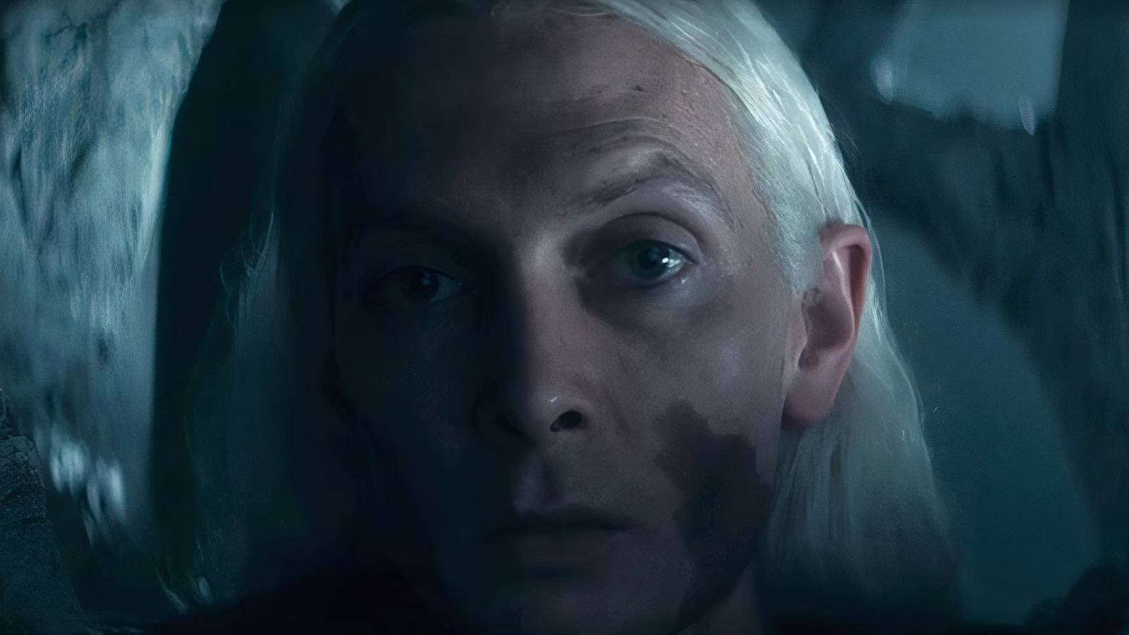 close-up-of-brynden-rivers-with-a-red-birthmark-in-house-of-the-dragon-season-2-episode-8