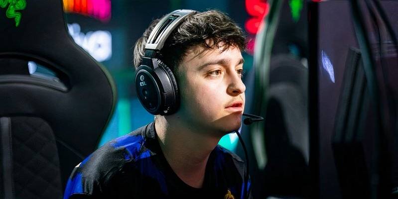 e-sports player playing rocket league