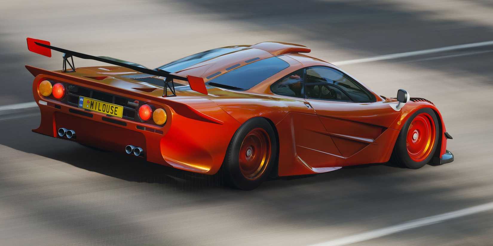 Mclaren F1 forza horizon 4 zipping across road