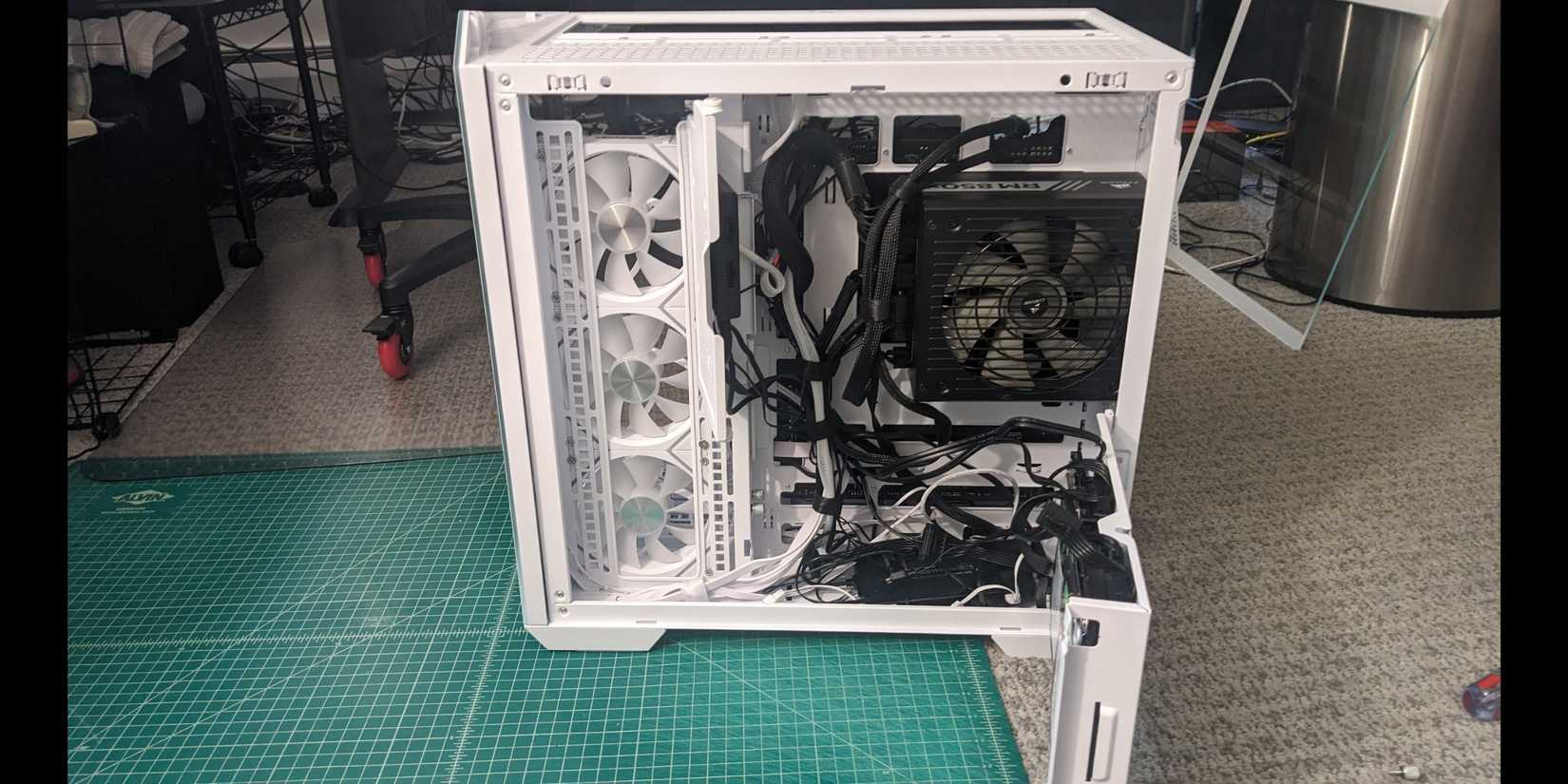 MSI MAG Pano 100L PZ Cable Management