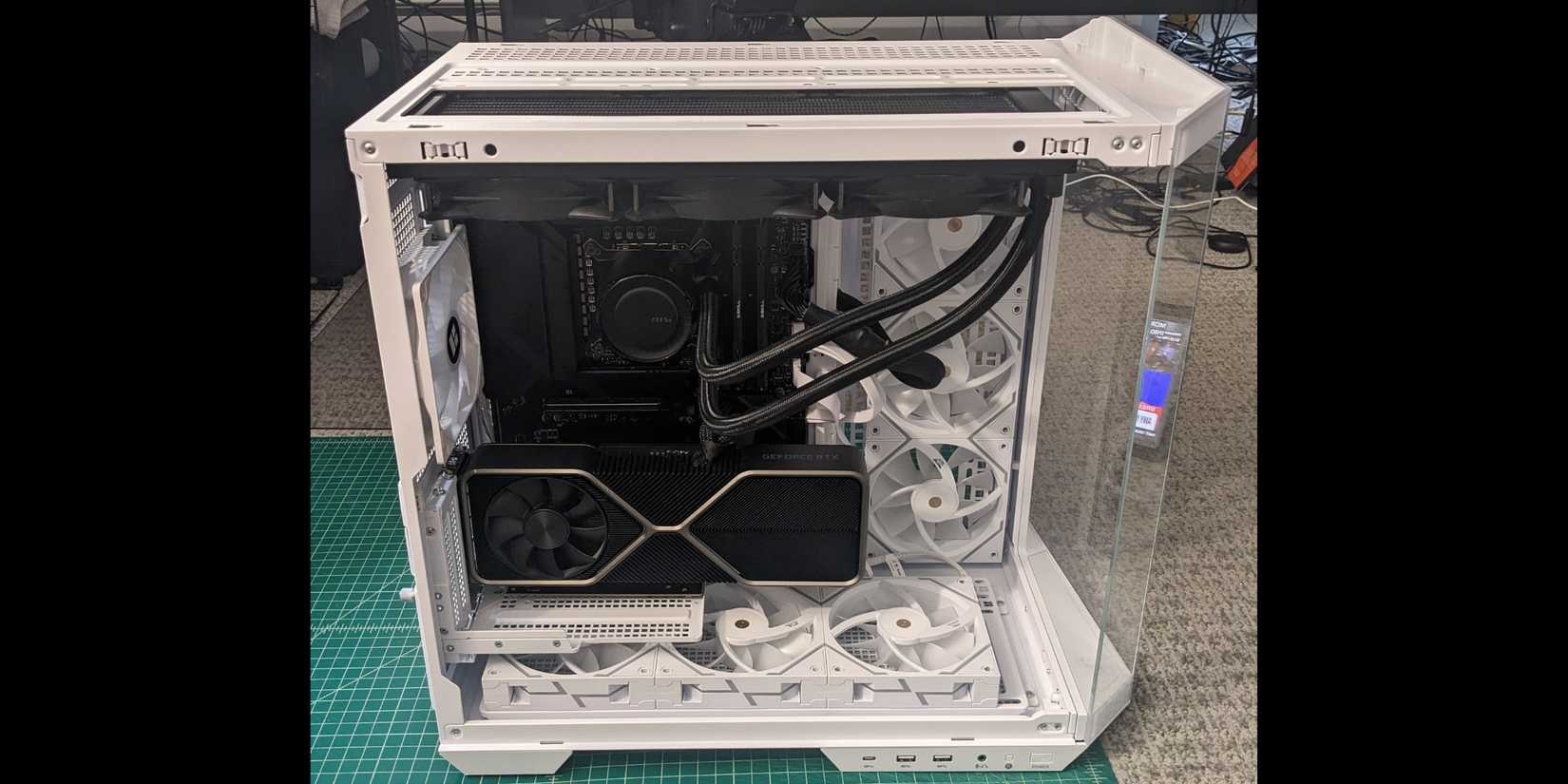 MSI MAG Pano 100L PZ Cable Management #2