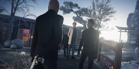 agent 47 pulling out a gun behind his back in hitman 3