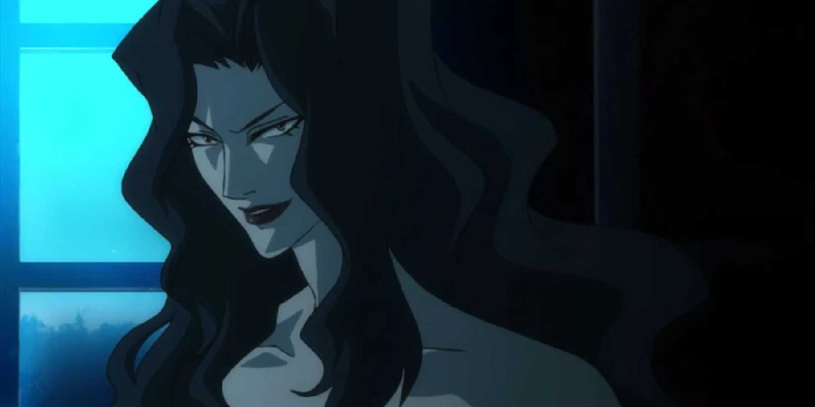 Trinity Blood Mireille Manson em um quarto escuro, um sorriso cruel nos lábios