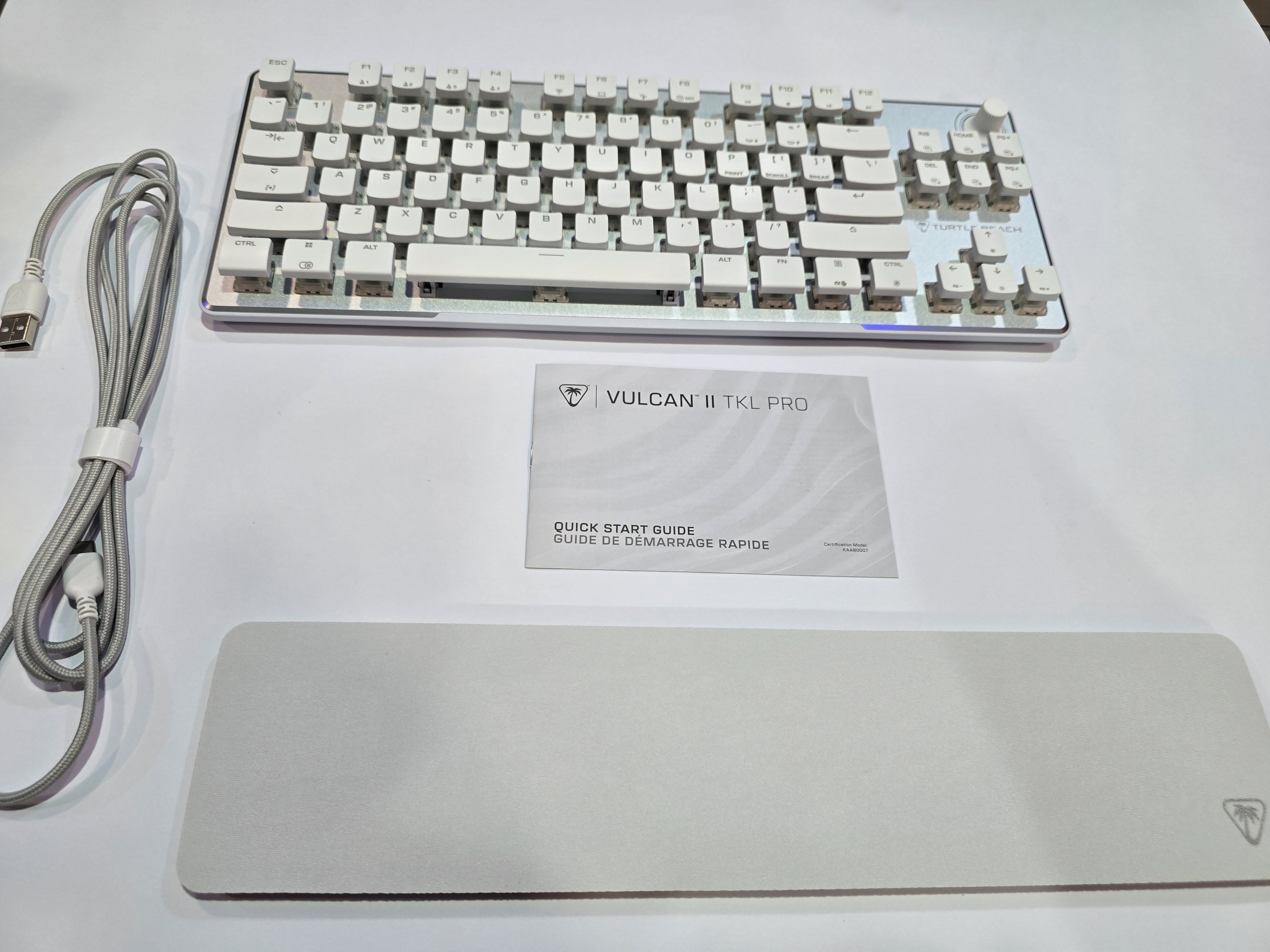 TURTLE BEACH VULCAN 2 TKL PRO ホワイト Turtle Beachの高性能なテンキーレスゲーミングキーボード