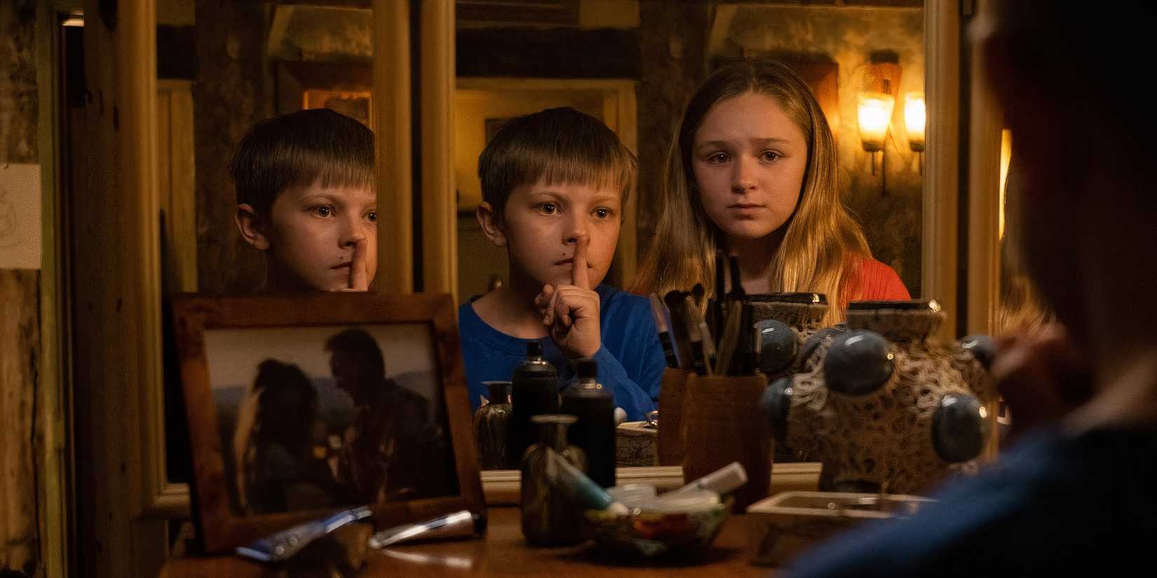 Ant and Agnes looking in a mirror in Speak No Evil (2024)