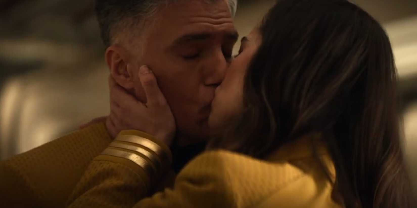 christopher-pike-marie-batel-kiss-star-trek