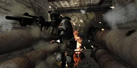 A special ops soldier runs down a hallway with fire behind them in F.E.A.R.