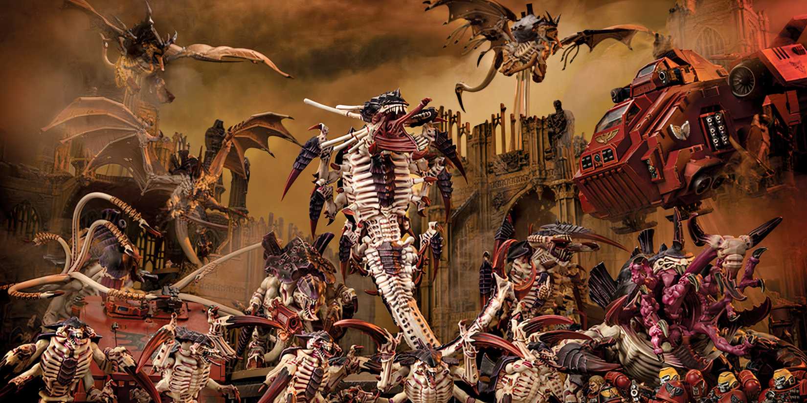 Warhammer 40k: 7 Reasons to Play Tyranids Models of Tyranids fighting blood angels