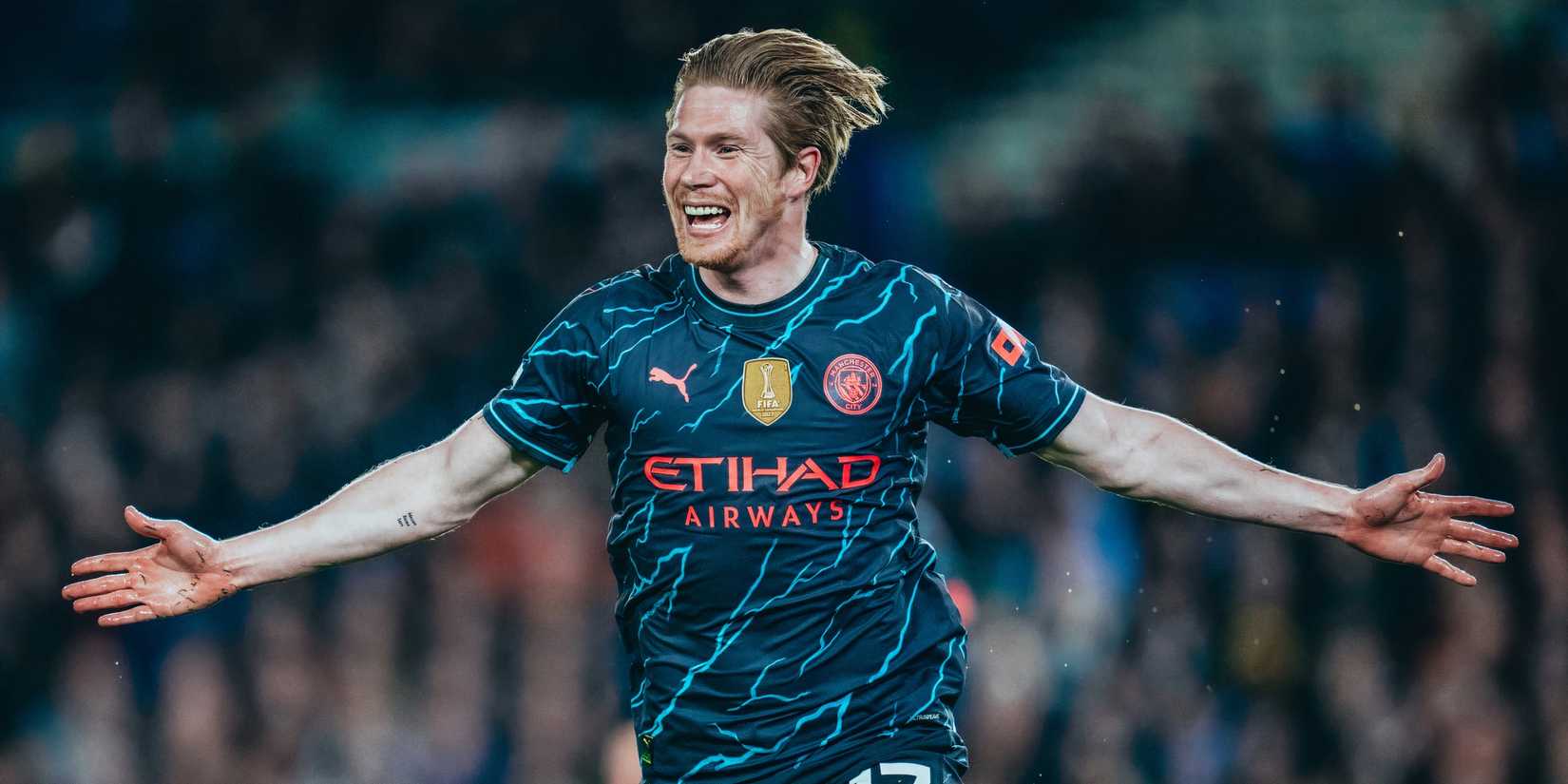 Kevin de bruyne playing for Manchester city