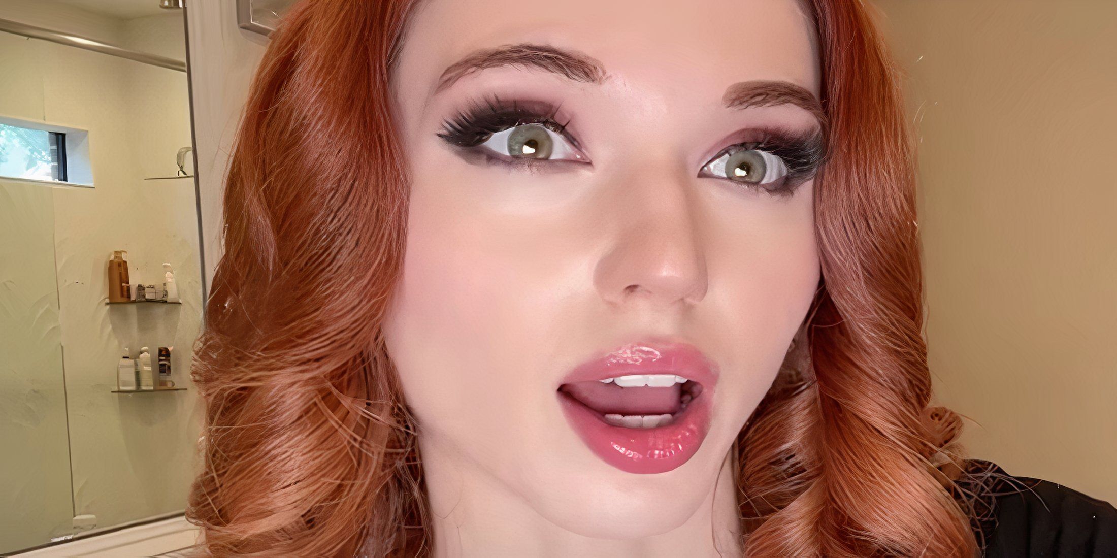 Канал Amouranth на YouTube забанен