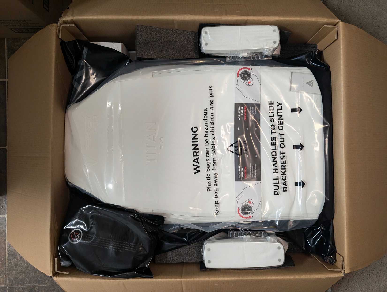 secretlab titan evo nanogem image with box open