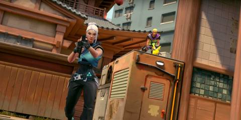 Valorant character, Jett with a weapon ready to attack the enemies