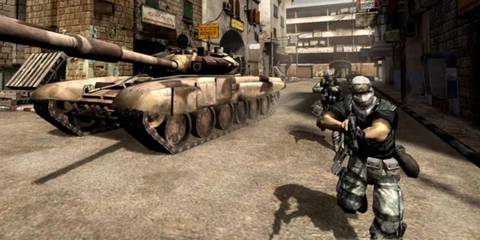Battlefield 2 Men and a tank in combat